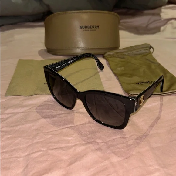 Authentic Burberry Ruth sunglasses - Picture 2 of 5